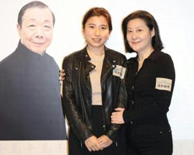 午马去世10年，遗孀守丧9年只穿黑袍，26岁女儿很漂亮不想做演员