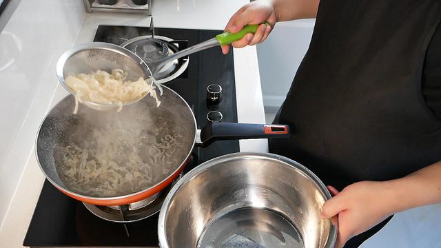 迅速捞出海蜇丝，用凉水投凉